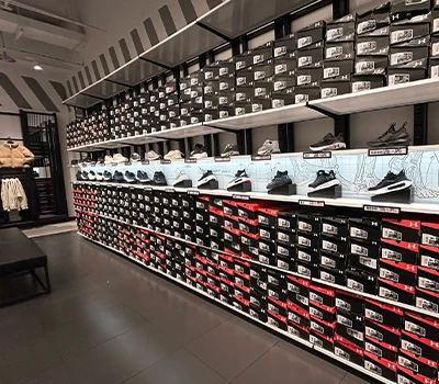 Keičiama avalynės mažmeninė prekyba: tai daro tokie prekių ženklai kaip Adidas, Clarks, SKECHERS,...